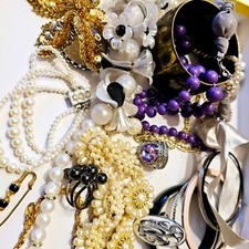 Lot de bijoux vintage à