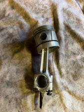 Piston et bielle moteur