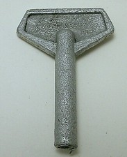 CLÉ JOUETS MÉCANIQUES ANCIENS - ALU-ZAMAC- CARRÉ 2.8MM -TOY KEY -REF03