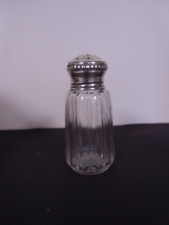 JOLIE SAUPOUDREUSE EN CRISTAL ET BOUCHON EN ARGENT POINCON MINERVE