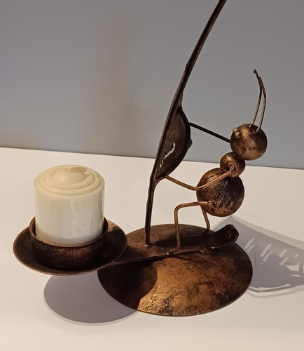 Bougeoire métal fourmi sur - , un
