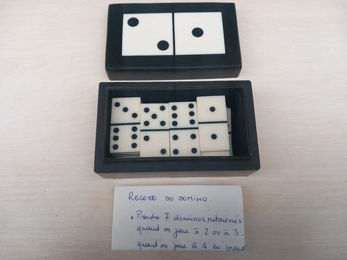 Boîte jeu dominos - de,