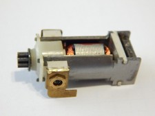 R 9474 UN MOTEUR 3 POLES POUR