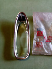 SIMCA ARONDE P60  Entourage de feu AR D ou G en alu.