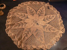 ancien grand napperon rond en fil de coton fait a la main dentelle beige