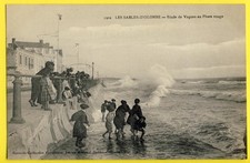 CPA LES SABLES d'OLONNE (Vendée) TEMPÊTE VAGUES au PHARE ROUGE Belle Animation