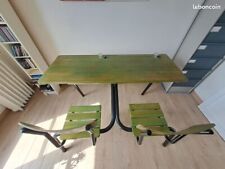 Double bureau d’écolier des années 50, Bois lasuré vert, piètement peint en noir