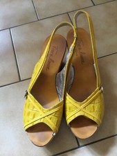 Sandales compensées FREE LANCE jaune effet python pointure 39 en très bon état.