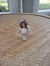 MINIATURE :  un buste d'élégante au chapeau (poupée ?) - Porcelaine Allemagne