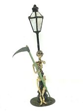 Plomb de Nuremberg & Squelette sous le lampadaire & Ancien & Halloween & Vitrine