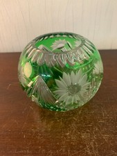 Vase boule vert en cristal de Saint Louis ? bohème ?