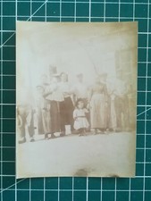 GG089 Photo circa 1890 TBE 10,5x8 cm groupe hommes femmes enfants devant maison