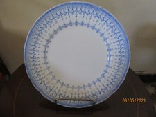 Une assiette plate de 23 cm