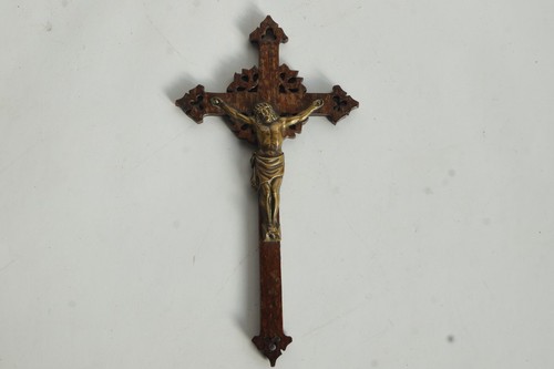 Christ sur croix bois ajouré