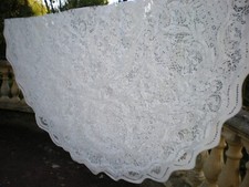 une nappe blanche en dentelle blanche 176cm de diametre