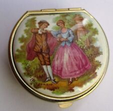 boite rétro accessoire vintage couleur or pilulier porcelaine scène galante 2432