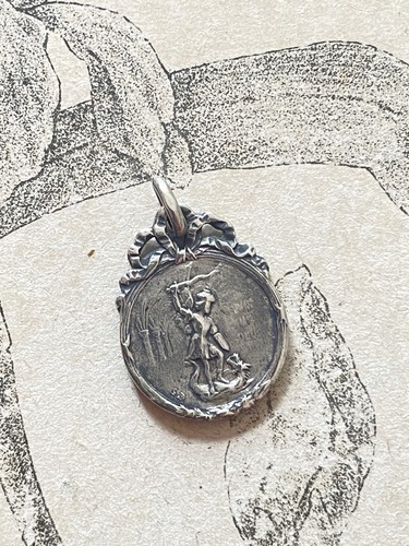 Pendentif médaille - /,