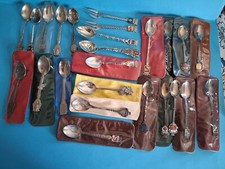 LOT DE 23 PETITES CUILLERES DE