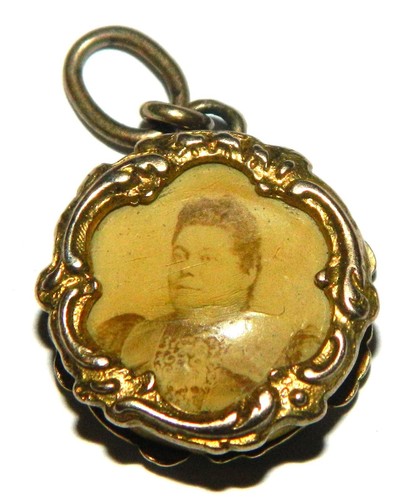 Joli pendentif reliquaire - joli,