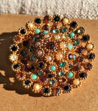 Broche chapeau ancienne perles cristal multicolore doré plaqué or