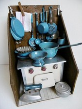JOUET ANCIEN - CUISINE ARTISANALE CUISINIÈRE NOMBREUX ACCESSOIRES TÔLE ÉMAILLÉE