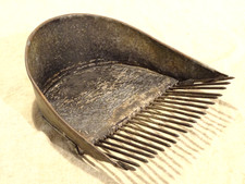 Outil ancien riflette  peigne à myrtilles en métal tôle galvanisée  Vosges