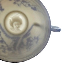 Tasse et Soucoupe Porcelaine du Japon Lithophanie Geisha Décor Fleurs Cerisier