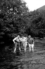 Hommes femmes randonnée baignade rivière - lot 3 négatifs photo ancien an. 1920