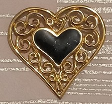 * BROCHE DORE COEUR AJOURE * CENTRE COEUR PIERRE NOIRE *