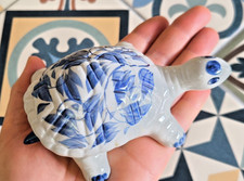 Tortue en porcelaine peinte à