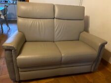 Canapé beige et gris en cuir