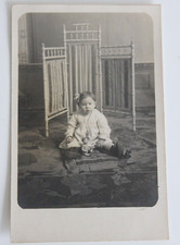 Photo ancienne 1919 ENFANT Bébé avec Jouet Baigneur et Hochet Décor Paravent