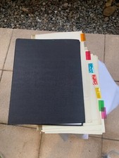 Lot classeur noir A4 avec 8 intercalaires.