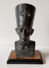Buste de Nefertiti signé