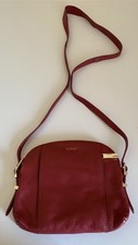Sac cuir rubis porté travers LE TANNEUR