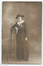 BM542 Carte Photo vintage card RPPC Femme mode fashion guéridon sellette