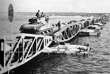 WW2 - Char Sherman britannique sur un pont flottant à Arromanches