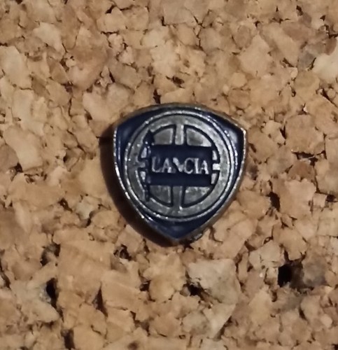 Pin lancia italy automobile - pin's,