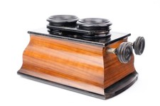Visionneuse stereo galbée pour vues au format 8,5x17 cm. Bel état.