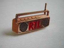 Pin's MEDIA - TV - Poste de RADIO RTL - signé Decat Paris