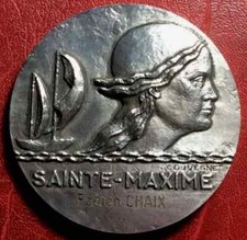Marianne avançant devant - , un
