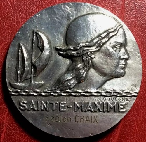 Marianne avançant devant - , un