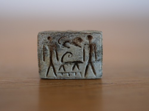 Amulette stéatite gravée - en,