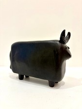 Taureau noir céramique signé