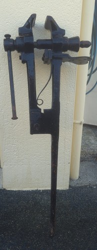 Ancien etau forgeron pied - etau,