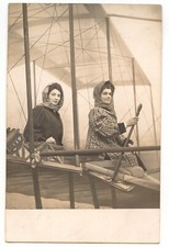 Portrait décor foire fête foraine 2 femmes avion -  photo ancienne an. 1920