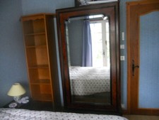 armoire ancienne avec corniére glace biseautée ronce de noyer