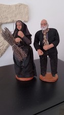 Paire De Grands Santons En Poterie, Habillés De Tissu