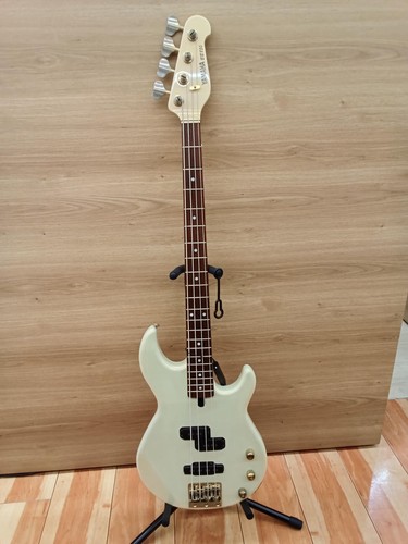 Guitare basse électrique