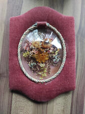 Cadre en velours vintage avec composition de fleurs séchées, à poser